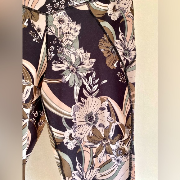 Free People FP Movement Wave Crush Yoga Leggings Floral Size Medium Athleisure - Picture 8 of 10